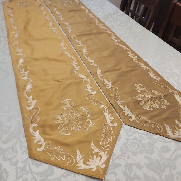 Table runnners - Picture 1 of 1